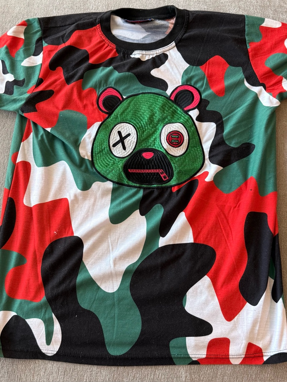Retro Label Camouflage Bear Men’s Graphic Tee in Green, Red, Black, White (XL)